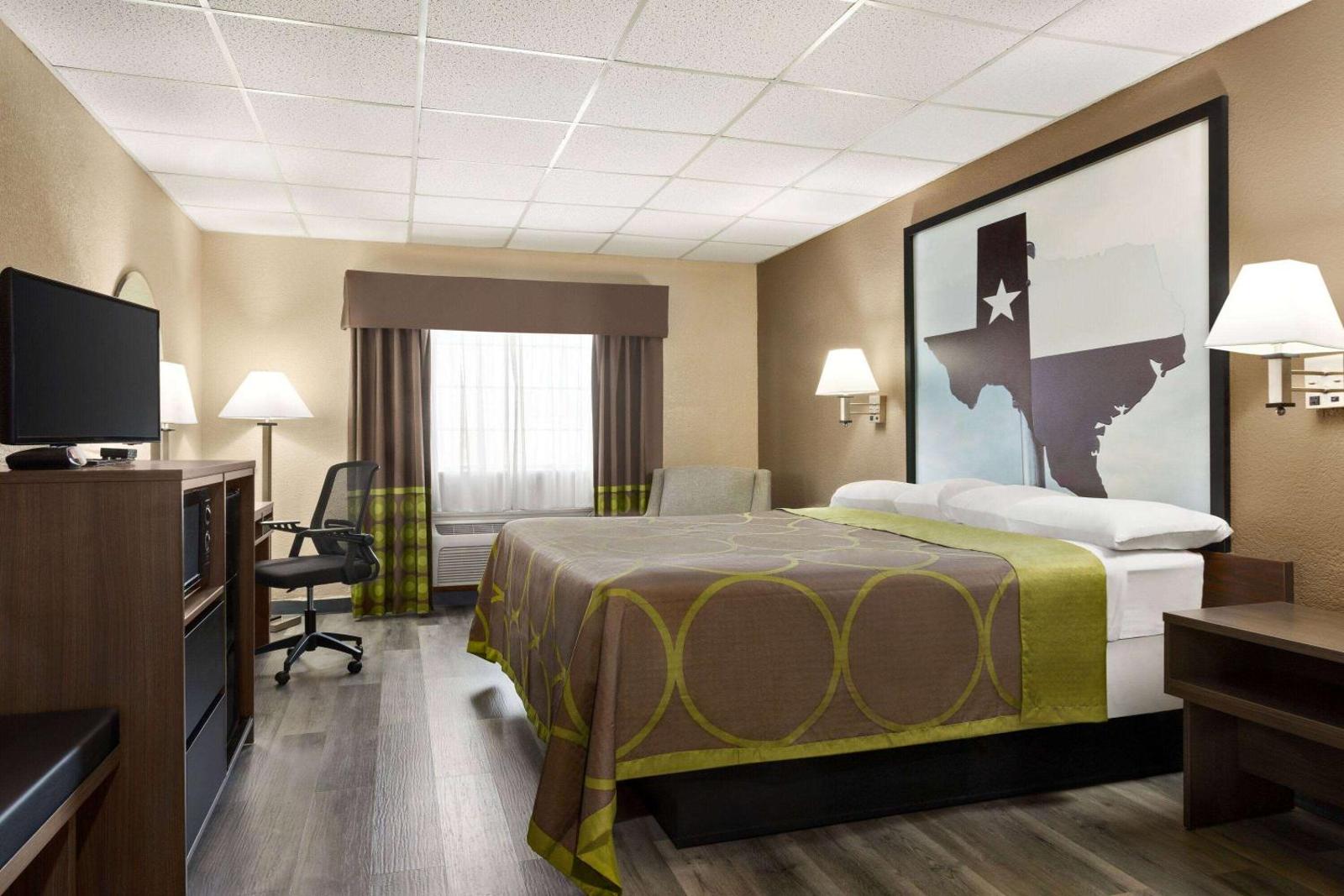 Super 8 by Wyndham Gainesville TX Main image 1