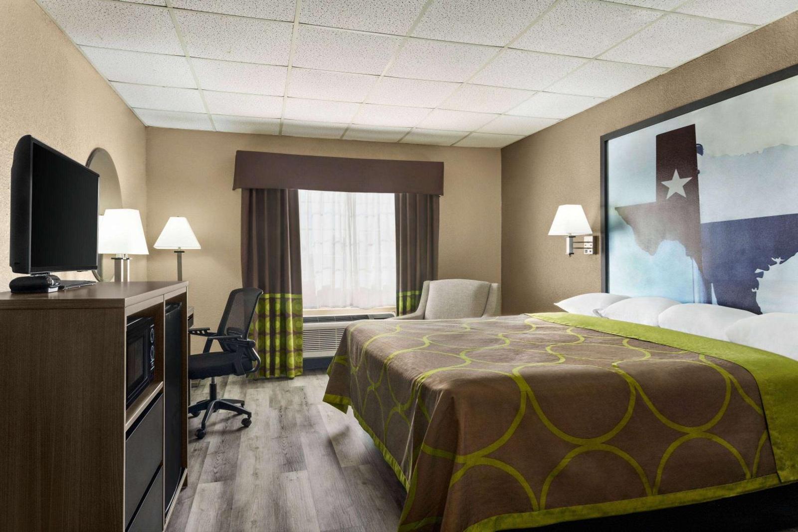 Super 8 by Wyndham Gainesville TX Main image 2
